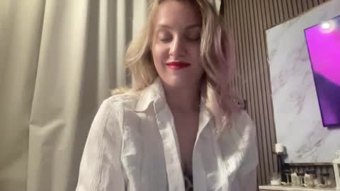 Snapshot of cosmo_blondiee chatting on September 16, 3:35 pm cosmo_blondiee online show from September 16, 3:35 pm