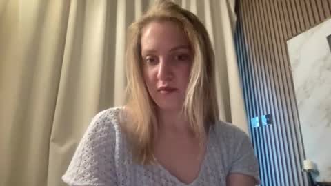 Snapshot of cosmo_blondiee chatting on September 17, 1:24 pm cosmo_blondiee online show from September 17, 1:24 pm