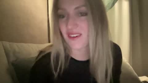 Snapshot of cosmo_blondiee chatting on September 20, 7:04 pm cosmo_blondiee online show from September 20, 7:04 pm