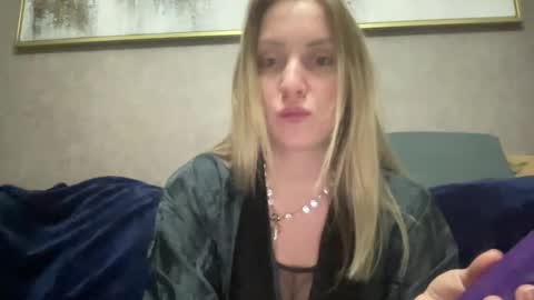 Snapshot of cosmo_blondiee chatting on September 26, 7:18 pm cosmo_blondiee online show from September 26, 7:18 pm