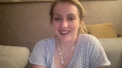 Snapshot of cosmo_blondiee chatting on September 27, 7:08 pm cosmo_blondiee online show from September 27, 7:08 pm