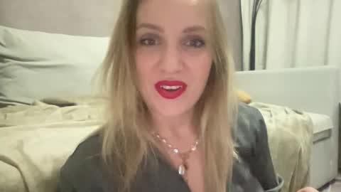 Snapshot of cosmo_blondiee chatting on October 1, 4:57 pm cosmo_blondiee online show from October 1, 4:57 pm