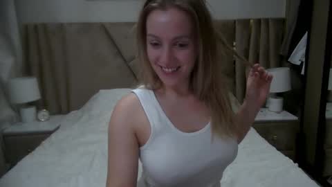 Snapshot of cosmo_blondiee chatting on October 20, 10:16 am cosmo_blondiee online show from October 20, 10:16 am