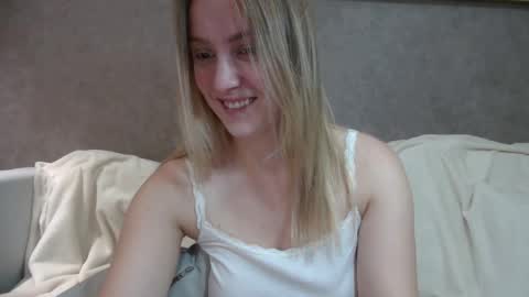 Snapshot of cosmo_blondiee chatting on November 5, 12:27 pm cosmo_blondiee online show from November 5, 12:27 pm