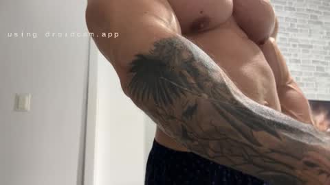 couplemuscle40 online show from November 27, 8:33 pm