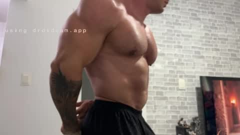 couplemuscle40 online show from April 7, 5:57 pm
