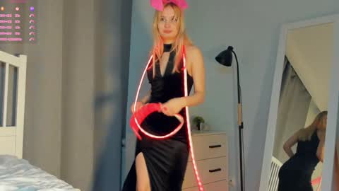 Snapshot of crazy_selfi chatting on December 26, 5:37 am Emma online show from December 26, 5:37 am