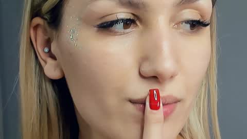 Snapshot of crazy_selfi chatting on February 1, 5:28 am Emma online show from February 1, 5:28 am