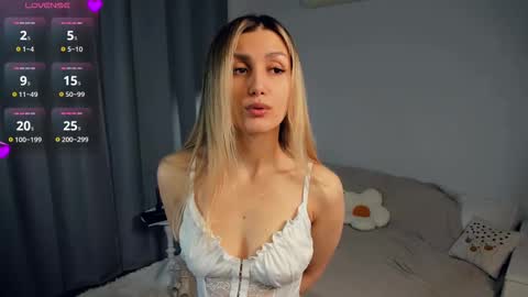 Snapshot of crazy_selfi chatting on March 10, 2:28 am Emma online show from March 10, 2:28 am