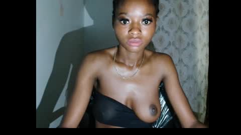 Snapshot of creamy_girl2 chatting on January 12, 5:45 am Creamy girl2 online show from January 12, 5:45 am