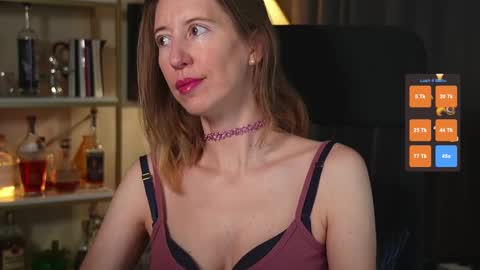 Snapshot of creme_dela_creme chatting on October 24, 5:42 pm Quinn de la Creme online show from October 24, 5:42 pm