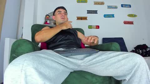 Snapshot of cris_stone chatting on November 7, 2:33 am cristian online show from November 7, 2:33 am