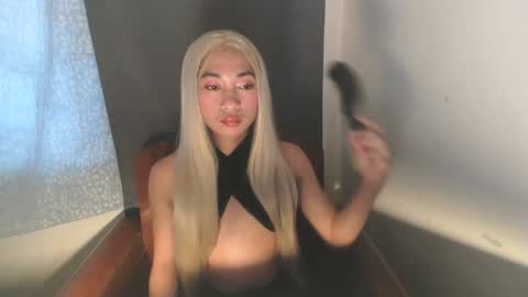 Snapshot of cristal1xox chatting on November 8, 12:33 am cristal1xox online show from November 8, 12:33 am