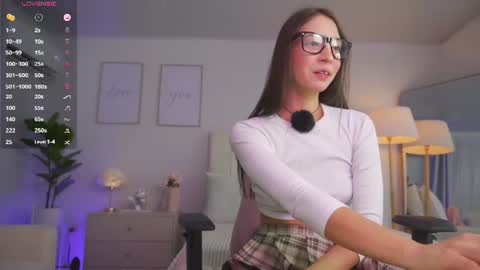 Snapshot of cristal_bunny chatting on June 15, 12:13 am Cristal online show from June 15, 12:13 am