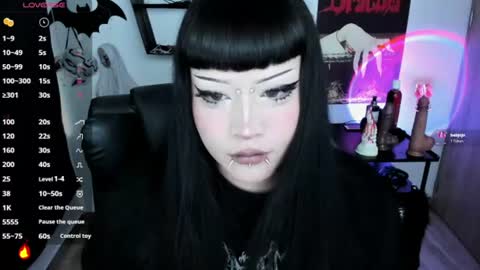 Snapshot of cristal_kosh chatting on August 6, 9:17 pm Cris online show from August 6, 9:17 pm