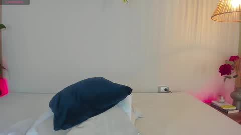 cristalfoxy_ online show from November 22, 7:35 pm