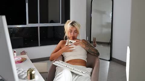 Laura online show from February 27, 3:39 am