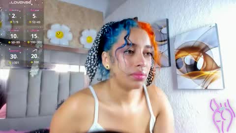 Snapshot of cristall_ravven chatting on December 3, 3:21 pm online show from December 3, 3:21 pm