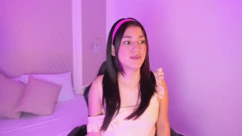 Snapshot of cristin_collins chatting on April 21, 8:01 pm C R I S T I N online show from April 21, 8:01 pm