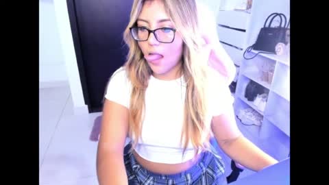 Snapshot of cristinasweet7 chatting on June 9, 4:13 am cristinasweet7 online show from June 9, 4:13 am