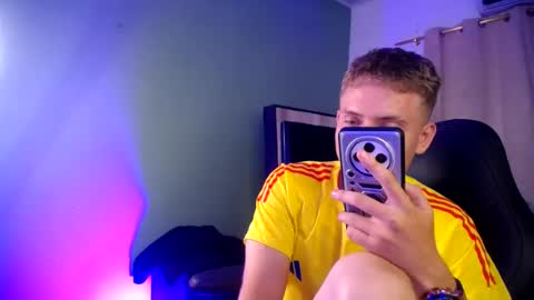 cristopher_2004 online show from June 19, 2:16 am