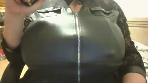 Snapshot of crossdresser240299 chatting on February 17, 1:35 am crossdresser240299 online show from February 17, 1:35 am