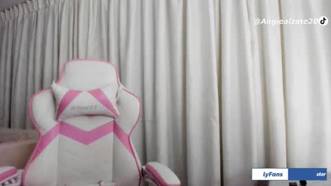 Snapshot of crystal_foster chatting on December 21, 3:24 am angie online show from December 21, 3:24 am