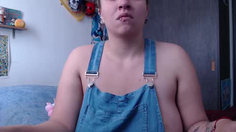 Snapshot of crystal_shadow chatting on November 18, 12:53 pm Crystal shadow online show from November 18, 12:53 pm