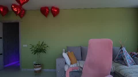 Snapshot of cuddle_kitten chatting on June 13, 6:00 am Alexia online show from June 13, 6:00 am