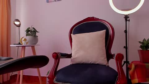 Snapshot of cuddlingbunnny chatting on December 2, 5:59 pm Leonela online show from December 2, 5:59 pm