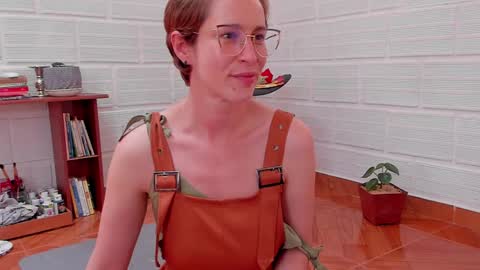 Snapshot of cuddlingbunnny chatting on January 18, 6:43 pm Leonela online show from January 18, 6:43 pm