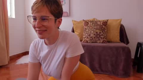 Snapshot of cuddlingbunnny chatting on February 18, 6:15 pm Leonela online show from February 18, 6:15 pm