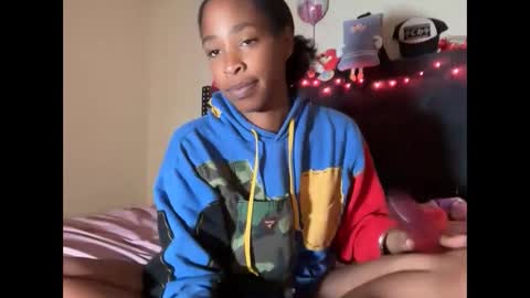 Snapshot of cum2charmxx chatting on October 11, 1:53 pm cum2charmxx online show from October 11, 1:53 pm