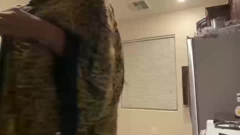 Snapshot of cum2charmxx chatting on October 13, 6:13 am cum2charmxx online show from October 13, 6:13 am