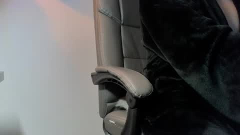 Snapshot of cum_gun_19 chatting on October 8, 7:00 pm cum gun online show from October 8, 7:00 pm