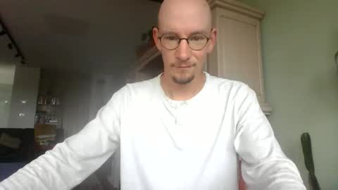 Snapshot of cum_swallow_bi chatting on May 14, 8:43 am cum_swallow_bi online show from May 14, 8:43 am