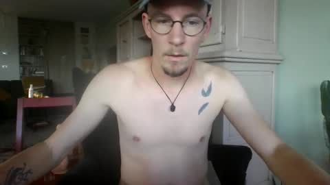 Snapshot of cum_swallow_bi chatting on May 16, 5:34 pm cum_swallow_bi online show from May 16, 5:34 pm