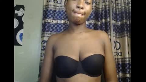 Snapshot of cumebony_petit chatting on October 3, 9:12 pm cumebony_petit online show from October 3, 9:12 pm