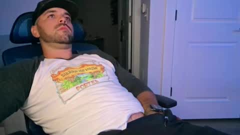 Snapshot of cummmg23 chatting on October 3, 5:15 am cummmg23 online show from October 3, 5:15 am