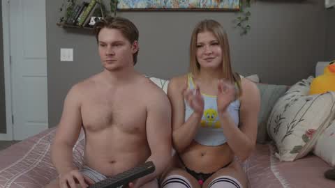 Snapshot of cumplaycouple chatting on November 27, 10:12 pm Marie and Tom online show from November 27, 10:12 pm