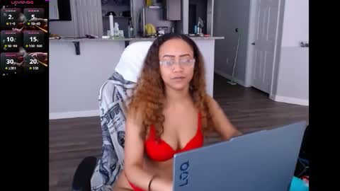 Snapshot of cumplzqueen chatting on June 20, 7:49 pm Nia Reese online show from June 20, 7:49 pm