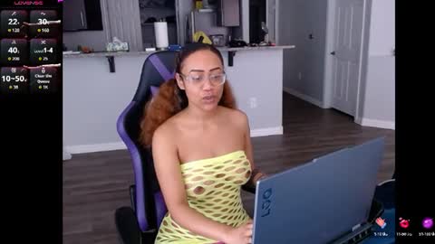 Snapshot of cumplzqueen chatting on July 2, 7:31 pm Nia Reese online show from July 2, 7:31 pm