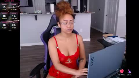 Snapshot of cumplzqueen chatting on July 8, 6:56 pm Nia Reese online show from July 8, 6:56 pm