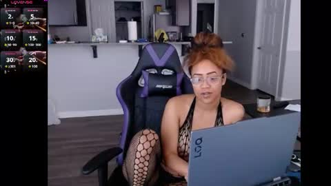 Snapshot of cumplzqueen chatting on July 9, 8:35 pm Nia Reese online show from July 9, 8:35 pm