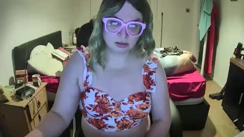 Snapshot of curleyshirley chatting on January 28, 5:24 pm Shirley online show from January 28, 5:24 pm