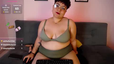 Snapshot of curly_cam_queen chatting on January 9, 5:21 am Bruna online show from January 9, 5:21 am