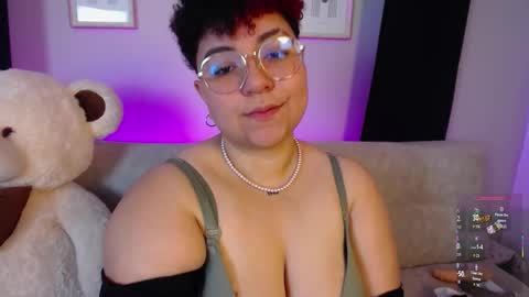 Snapshot of curly_cam_queen chatting on February 10, 1:15 pm Bruna online show from February 10, 1:15 pm