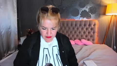 Snapshot of curlydreams chatting on September 13, 5:57 pm CurlyDreams online show from September 13, 5:57 pm