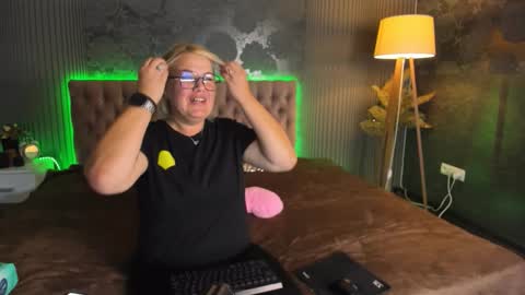 Snapshot of curlydreams chatting on September 18, 12:07 pm CurlyDreams online show from September 18, 12:07 pm