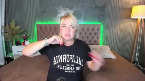 Snapshot of curlydreams chatting on September 24, 11:57 am CurlyDreams online show from September 24, 11:57 am